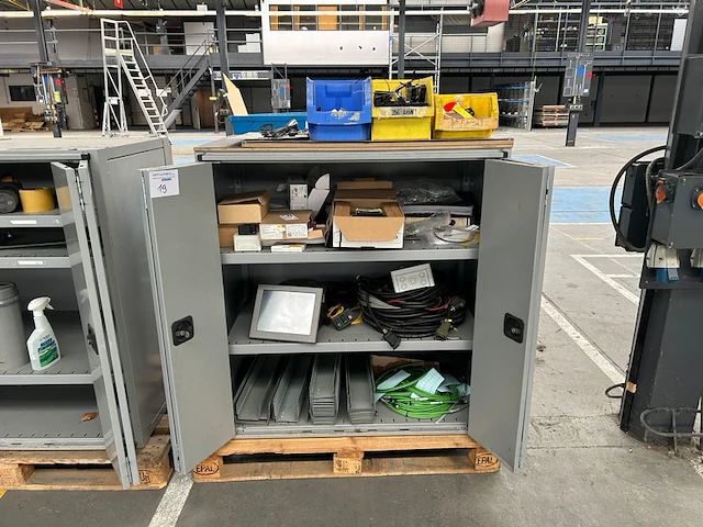 Kast met inhoud - afbeelding 1 van  7