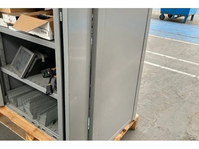 Kast met inhoud - afbeelding 2 van  7