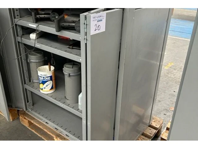 Kast met inhoud - afbeelding 2 van  8