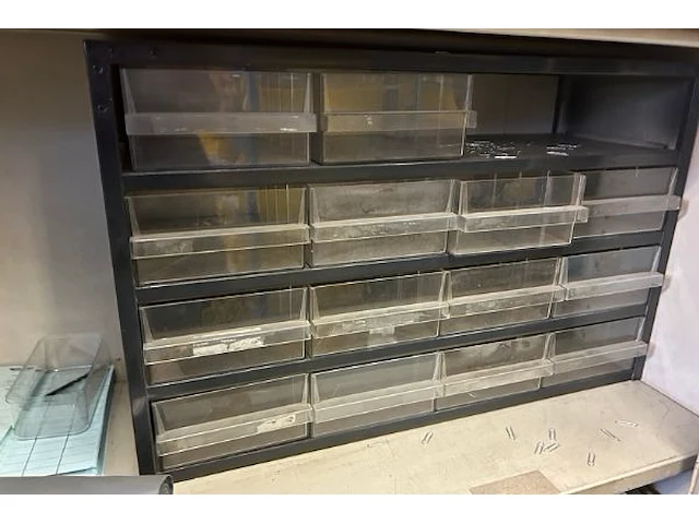 Kast met inhoud - afbeelding 6 van  10