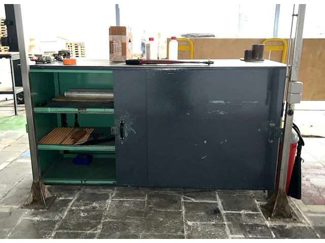 Kast met inhoud - afbeelding 1 van  7