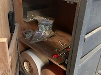 Kast met inhoud - afbeelding 3 van  4