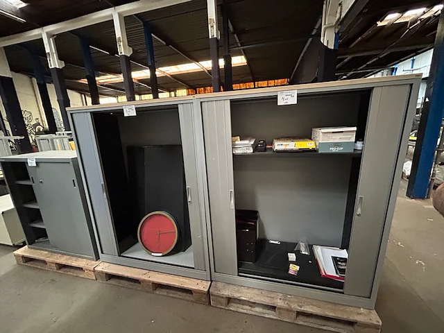 Kast met inhoud - afbeelding 1 van  7