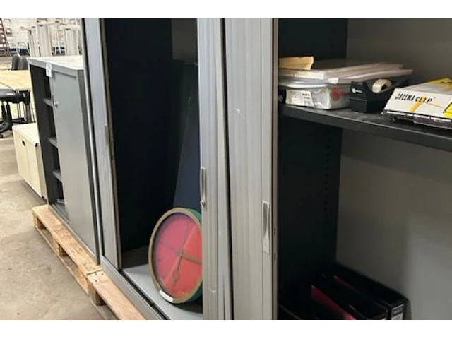 Kast met inhoud - afbeelding 2 van  7