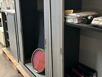 Kast met inhoud - afbeelding 2 van  7