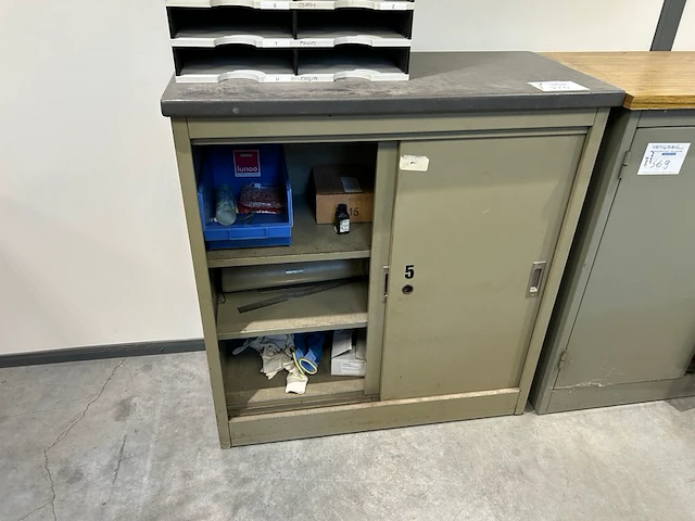 Kast met inhoud - afbeelding 1 van  5