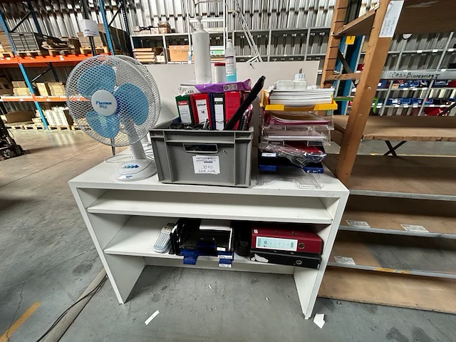 Kast met inhoud - afbeelding 1 van  8