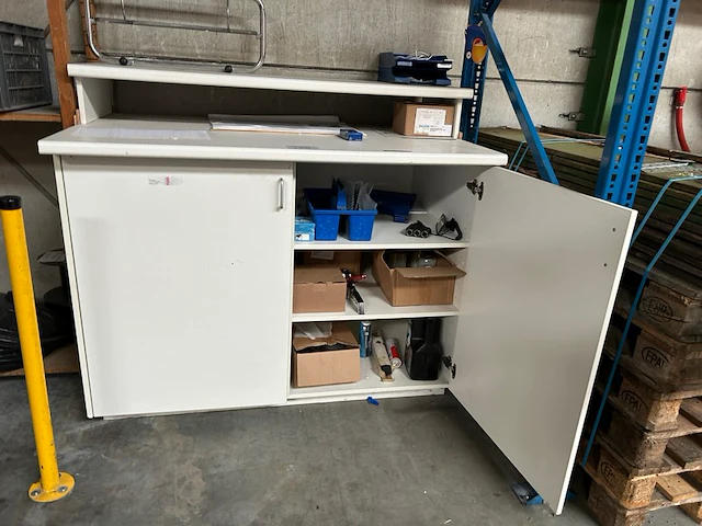 Kast met inhoud - afbeelding 1 van  9