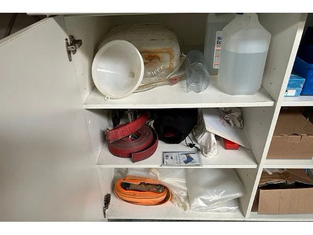 Kast met inhoud - afbeelding 5 van  9