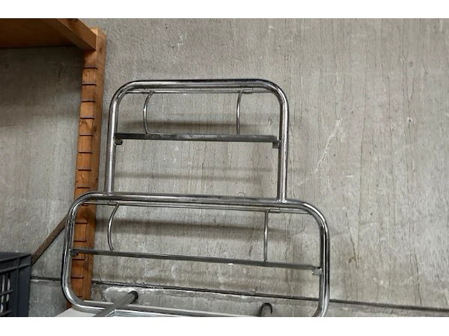 Kast met inhoud - afbeelding 8 van  9