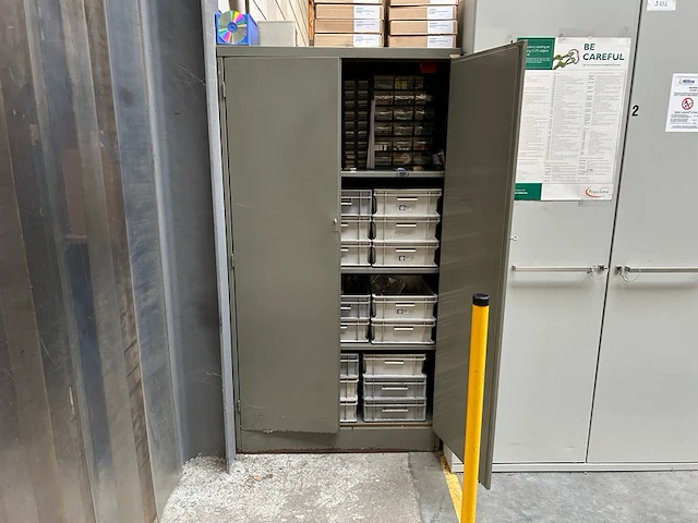 Kast met inhoud - afbeelding 1 van  11