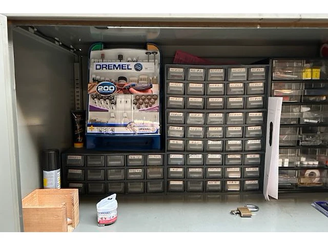Kast met inhoud - afbeelding 6 van  11