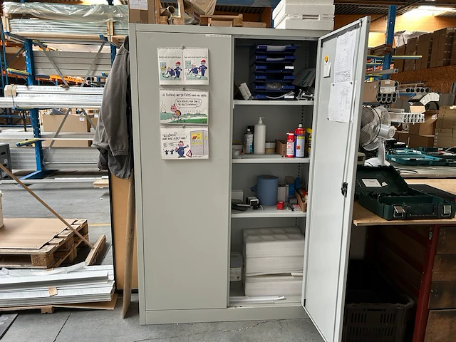 Kast met inhoud - afbeelding 1 van  6