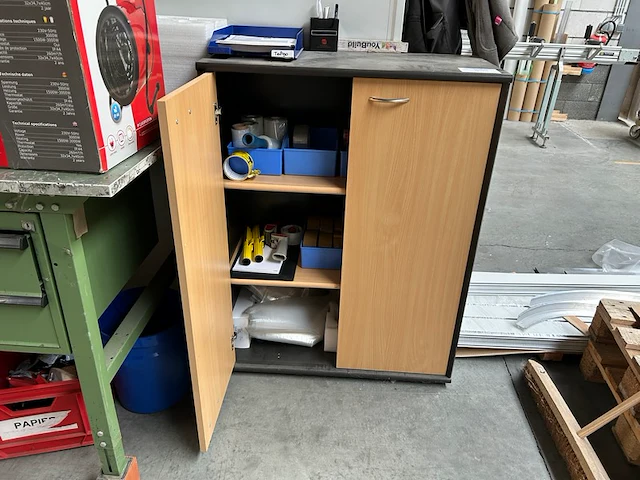Kast met inhoud - afbeelding 1 van  7
