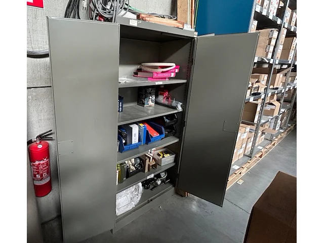 Kast met inhoud - afbeelding 1 van  8
