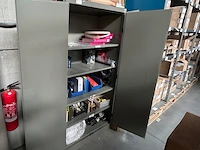 Kast met inhoud - afbeelding 1 van  8