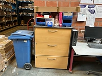 Kast met inhoud - afbeelding 1 van  6