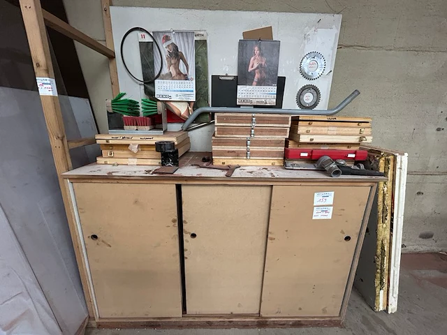 Kast met inhoud - afbeelding 1 van  6