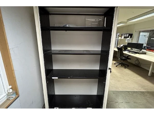 Kast met inhoud - afbeelding 4 van  5