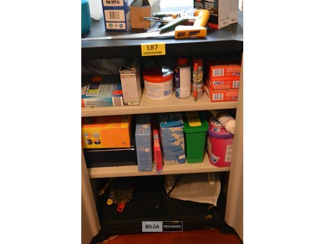 Kast met inhoud - afbeelding 2 van  4