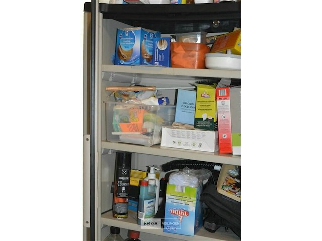 Kast met inhoud - afbeelding 2 van  4