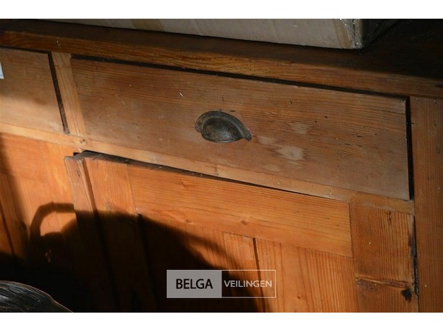 Kast met inhoud - afbeelding 2 van  3