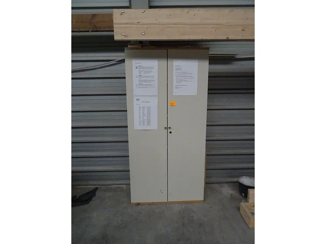 Kast met inhoud - afbeelding 1 van  7