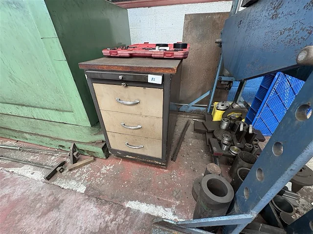 Kast met inhoud - afbeelding 1 van  5