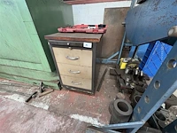 Kast met inhoud - afbeelding 1 van  5