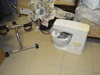 Kast met inhout w.o. keukenrobot kenwood, pedaaltrainer, elektrische grill tafel, stofzuiger nat en droog lavor gn-22 , droogrek, herenfiets libertas, enz - afbeelding 4 van  13