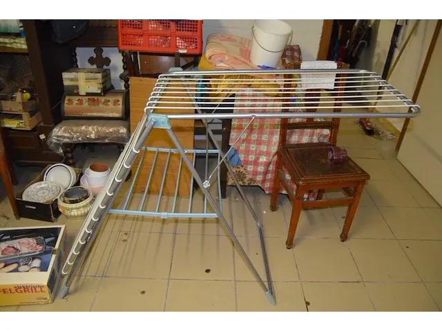 Kast met inhout w.o. keukenrobot kenwood, pedaaltrainer, elektrische grill tafel, stofzuiger nat en droog lavor gn-22 , droogrek, herenfiets libertas, enz - afbeelding 5 van  13