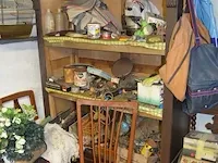 Kast met inhout w.o. keukenrobot kenwood, pedaaltrainer, elektrische grill tafel, stofzuiger nat en droog lavor gn-22 , droogrek, herenfiets libertas, enz - afbeelding 1 van  13