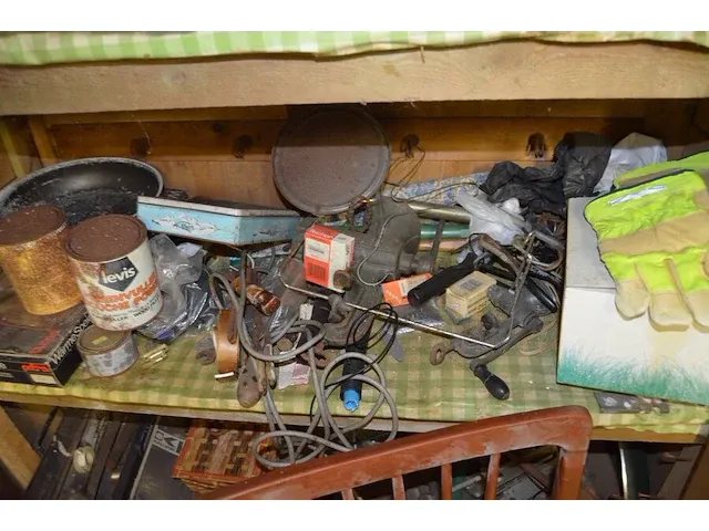 Kast met inhout w.o. keukenrobot kenwood, pedaaltrainer, elektrische grill tafel, stofzuiger nat en droog lavor gn-22 , droogrek, herenfiets libertas, enz - afbeelding 12 van  13