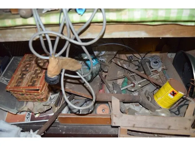 Kast met inhout w.o. keukenrobot kenwood, pedaaltrainer, elektrische grill tafel, stofzuiger nat en droog lavor gn-22 , droogrek, herenfiets libertas, enz - afbeelding 13 van  13