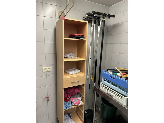 Kast met poetsmateriaal en beugels - afbeelding 1 van  2