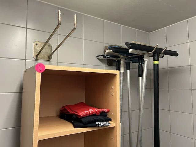 Kast met poetsmateriaal en beugels - afbeelding 2 van  2