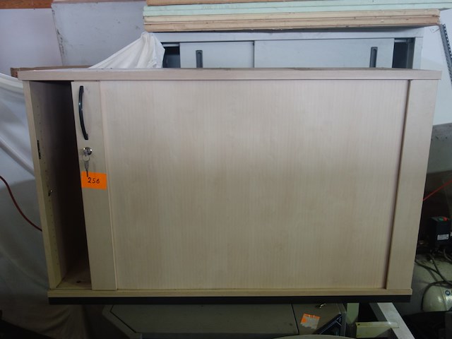 Kast met schuifdeur en slot l.1,20, h. 0,75, d. 0,43 m - afbeelding 1 van  2