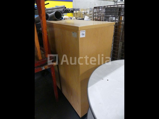 Kast, tafel en tourniquets - afbeelding 1 van  7