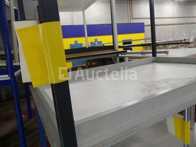 Kast, tafel en tourniquets - afbeelding 2 van  7