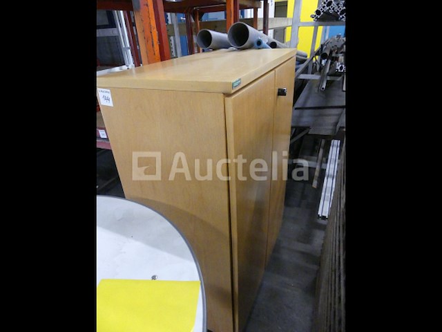 Kast, tafel en tourniquets - afbeelding 4 van  7