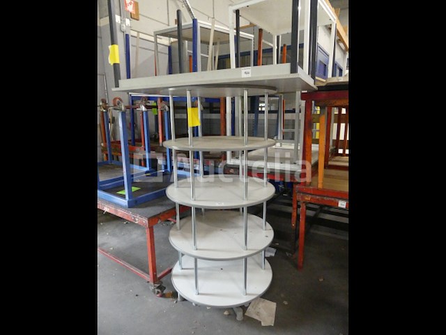 Kast, tafel en tourniquets - afbeelding 6 van  7