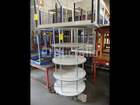 Kast, tafel en tourniquets - afbeelding 6 van  7