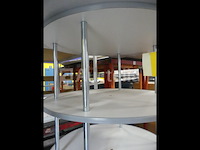 Kast, tafel en tourniquets - afbeelding 7 van  7