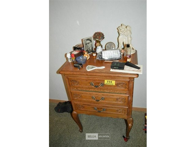 Kastje met 3 lades en inhoud - afbeelding 1 van  3