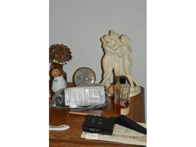 Kastje met 3 lades en inhoud - afbeelding 2 van  3