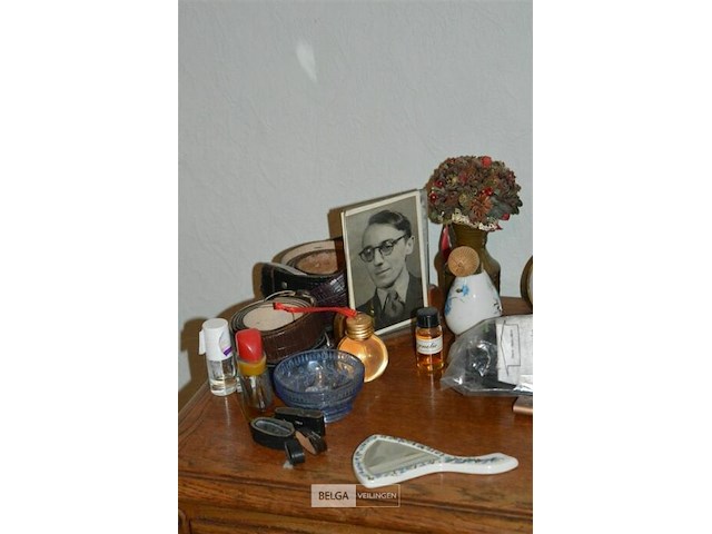 Kastje met 3 lades en inhoud - afbeelding 3 van  3