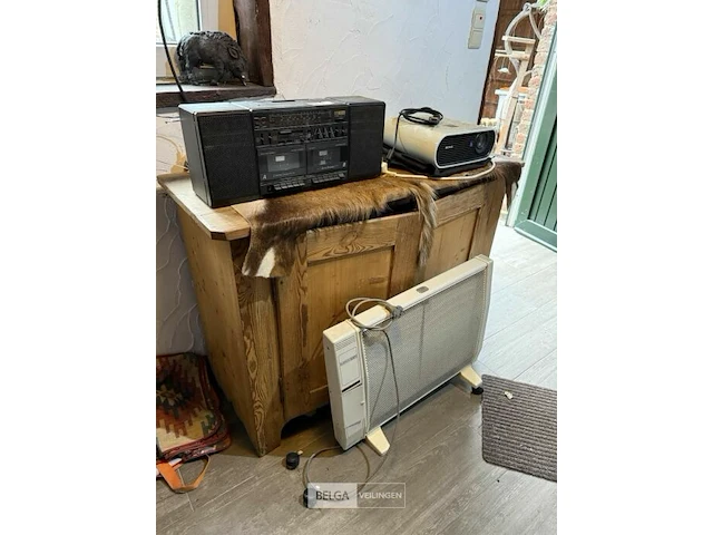 Kastje met diverse toestellen - afbeelding 1 van  5