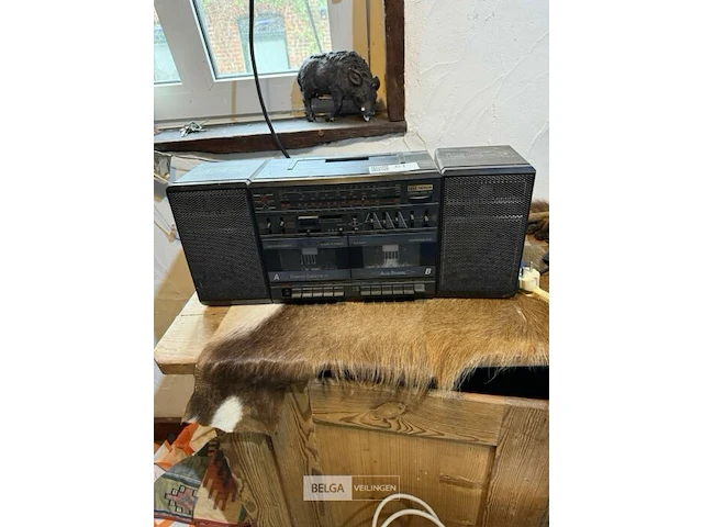 Kastje met diverse toestellen - afbeelding 2 van  5