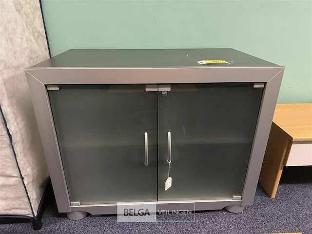 Kastje met melkglas deuren en 1 legger - afbeelding 1 van  3