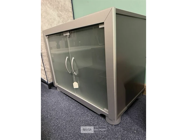 Kastje met melkglas deuren en 1 legger - afbeelding 2 van  3